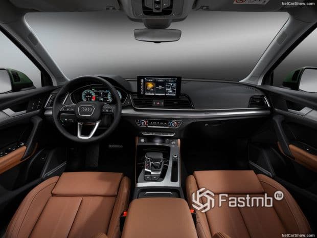 Интерьер Audi Q5 2021, рулевое колесо и приборная панель 