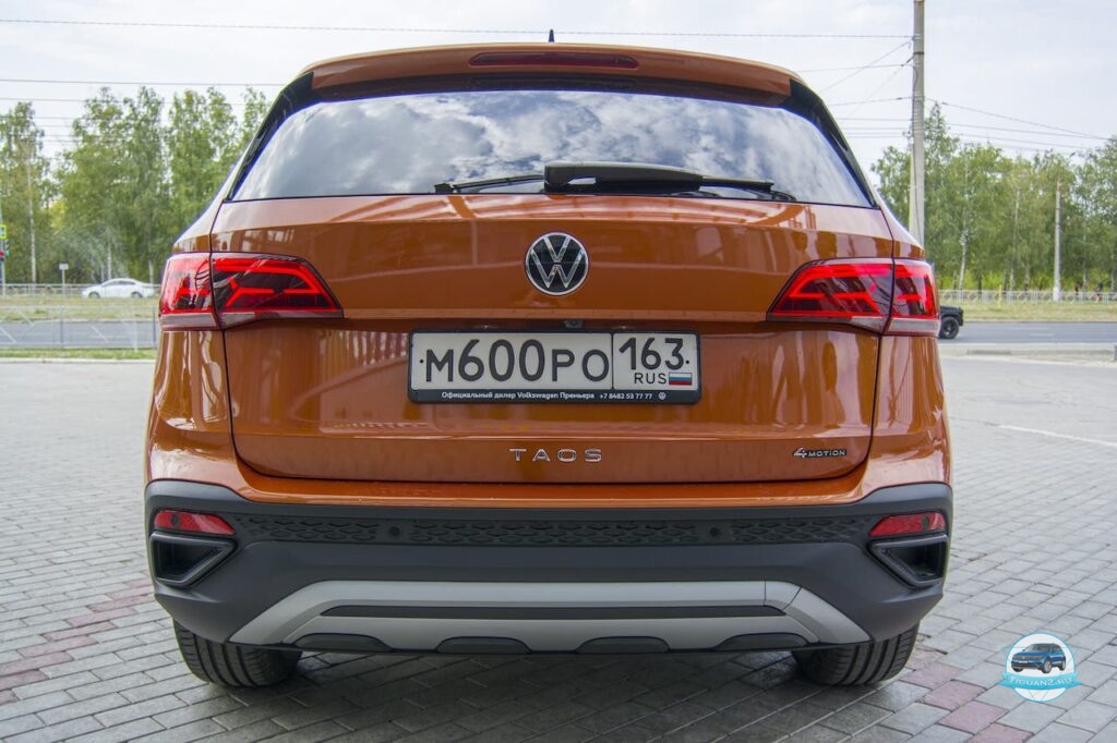 Volkswagen Taos сзади