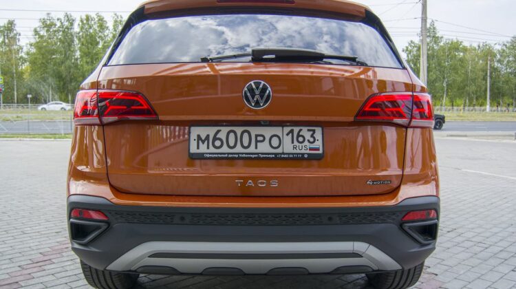 Volkswagen Taos сзади